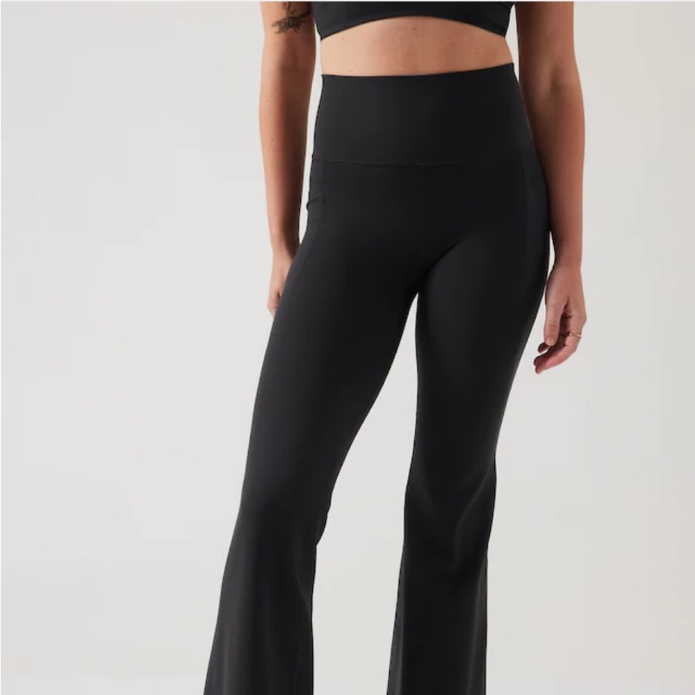 Athleta XS Salutation Stash Flare Leggings